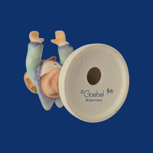 Hummel Figurines TMK-6 Boy Band Leader Hum 129 4/0 Girl Singing Music Sheet #389 - Picture 8 of 13